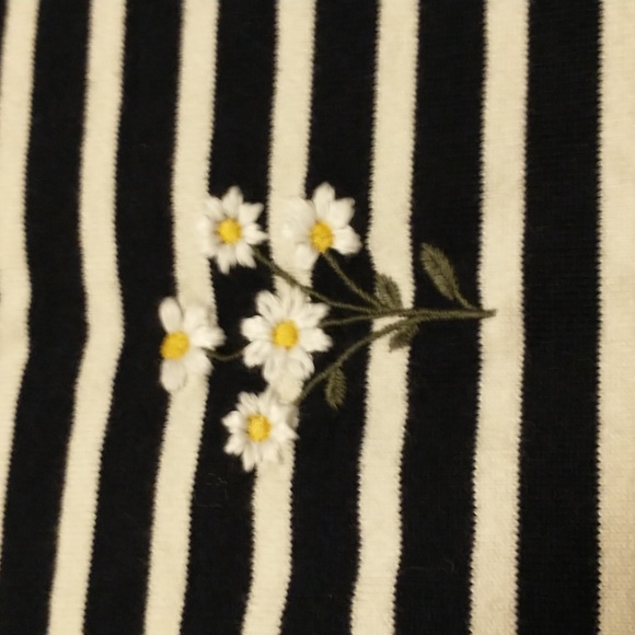 J. Crew woman's size SP cotton authentic top with embroidered daisies - Picture 3 of 10